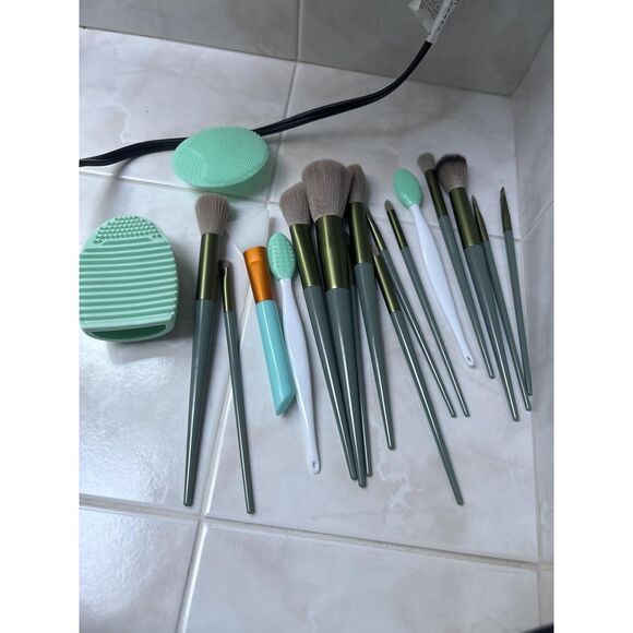 22 Pieces Green Makeup Kit Foundation Eyeshadow Brushes Set - Picture 3 of 5